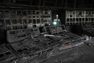 Рабочий в сгоревшей после удара ВС РФ диспетчерской на электростанции ДТЭК в одном из регионов Украины. 19 апреля 2024 года