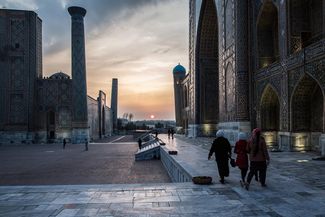 Главная площадь Самарканда — Регистан, 4 марта 2018 года. Гробница Ислама Каримова расположена неподалеку