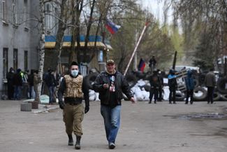 Баррикада у отделения милиции на одной из улиц Славянска. 13 апреля 2014 года