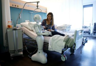 Гуманоидный робот Pepper, предназначенный для ухода за пациентами в бельгийской больнице, 16 июня 2016 года