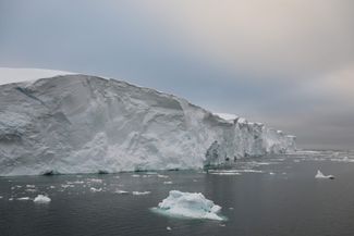 Ледник Туэйтса в Западной Антарктиде стремительно тает из-за потепления. Если он растает окончательно, это грозит заметным подъемом уровня Мирового океана