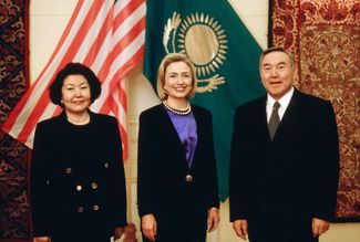 Супруга главы Казахстана Сара Назарбаева, первая леди США Хиллари Клинтон, президент Казахстана Нурсултан Назарбаев. Алма-Ата, 10 ноября 1997 года
