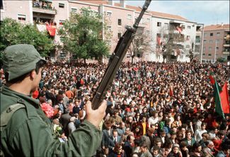 Толпа в Лиссабоне в день «революции гвоздик». 25 апреля 1974 года