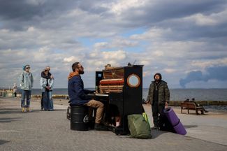 Уличный музыкант Игорь Янчук дает импровизированный концерт, чтобы поддержать местных жителей. Одесса, 19 апреля