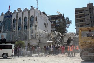 Разбор завалов на месте удара по Дамаску. 2 апреля 2024 года