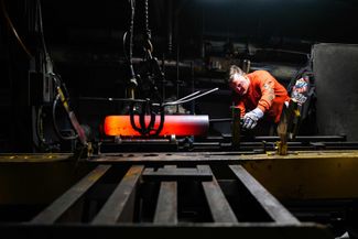 Рабочий проверяет форму стальных заготовок после этапа прессования в процессе производства снарядов калибра 155 мм на Армейском заводе боеприпасов (SCAAP) в городе Скрантоне, штат Пенсильвания, 16 апреля 2024 года