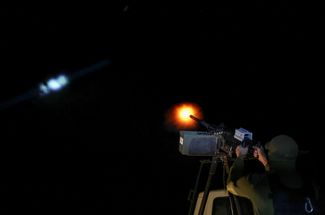 Военнослужащий Вооруженных сил Украины (ВСУ) стреляет из пулемета в направлении российского беспилотника-камикадзе, Херсонская область, 19 апреля 2024 года