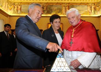 Нурсултан Назарбаев и папа римский Бенедикт XVI. Ватикан, 6 ноября 2009 года