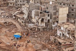 Установка палаток перед разрушенными зданиями в Ливии, где из-за сильных дождей, принесенных штормом «Даниэль», прорвало две дамбы