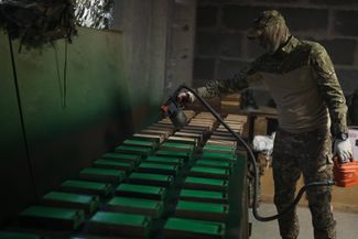 Волонтер на производстве гильз противопехотных мин на Новороссийском опытно-экспериментальном заводе